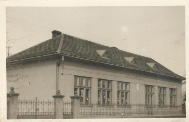 Az iskola épülete (Fotó: az iskolai krónikából)